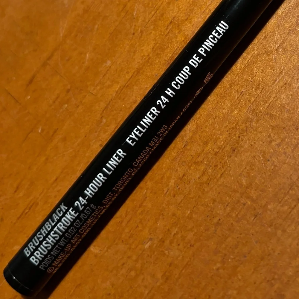MAC Brushstroke 24-Hour Liner Liquid Eyeliner Brushblack